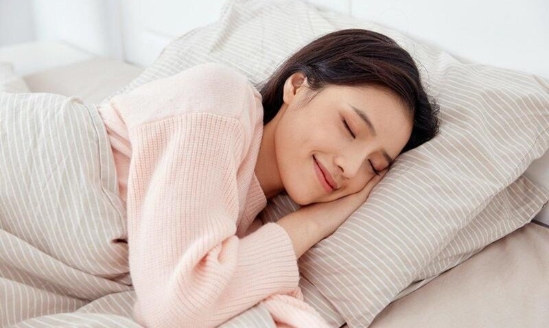 Ngủ đủ giấc, giữ tinh thần thoải mái để ngăn ngừa hình thành nám da mặt