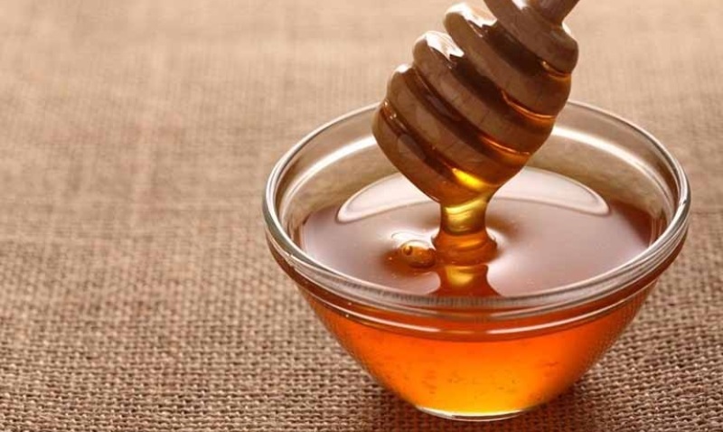 Mật ong giàu vitamin và dưỡng chất giúp làm mờ nám, dưỡng ẩm, tái tạo da