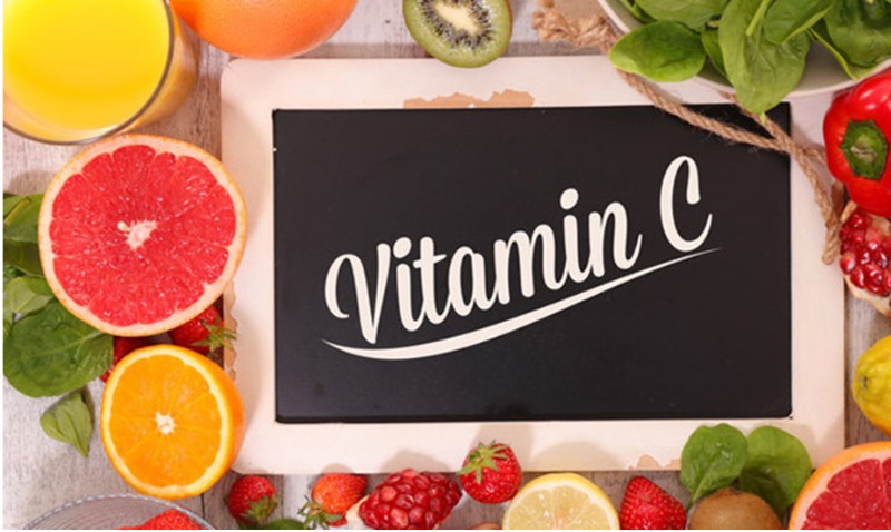Bổ sung thực phẩm giàu vitamin C là một trong những cách điều trị nám nội tiết tại nhà