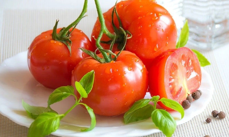 Đắp mặt nạ cà chua 2-3 lần mỗi tuần sẽ giúp làm mờ nám, da sáng rõ rệt