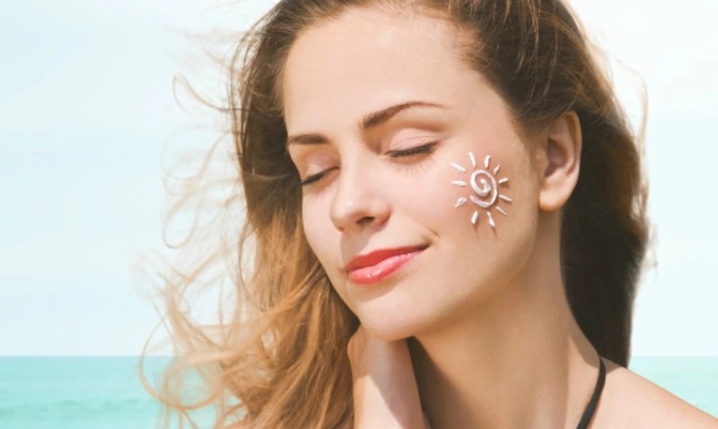 Thoa kem chống nắng bảo vệ da khỏi tia UV để ngăn ngừa nám da