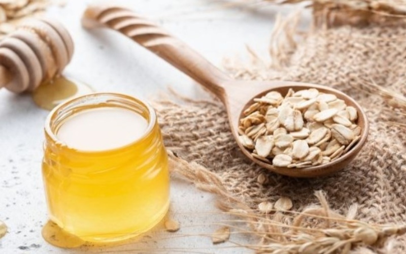 Trị mụn ẩn tại nhà bằng mặt nạ bột yến mạch và mật ong