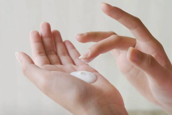 Mua kem dưỡng trị thâm mụn có giá thành phải chăng