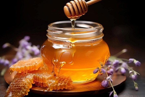 Trị thâm mụn ngay tại nhà bằng cách đắp mặt nạ sắn dây và mật ong