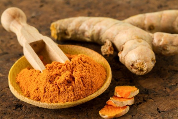 Trị thâm mụn ngay tại nhà bằng cách đắp mặt nạ tinh bột nghệ