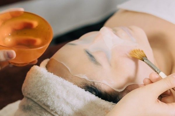 Đắp mặt nạ cấp ẩm, làm dịu da mặt sau khi nặn mụn
