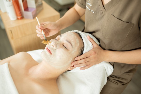Đắp mặt nạ Terra California Clay Mask để thanh lọc dầu thừa, ngăn ngừa nổi mụn