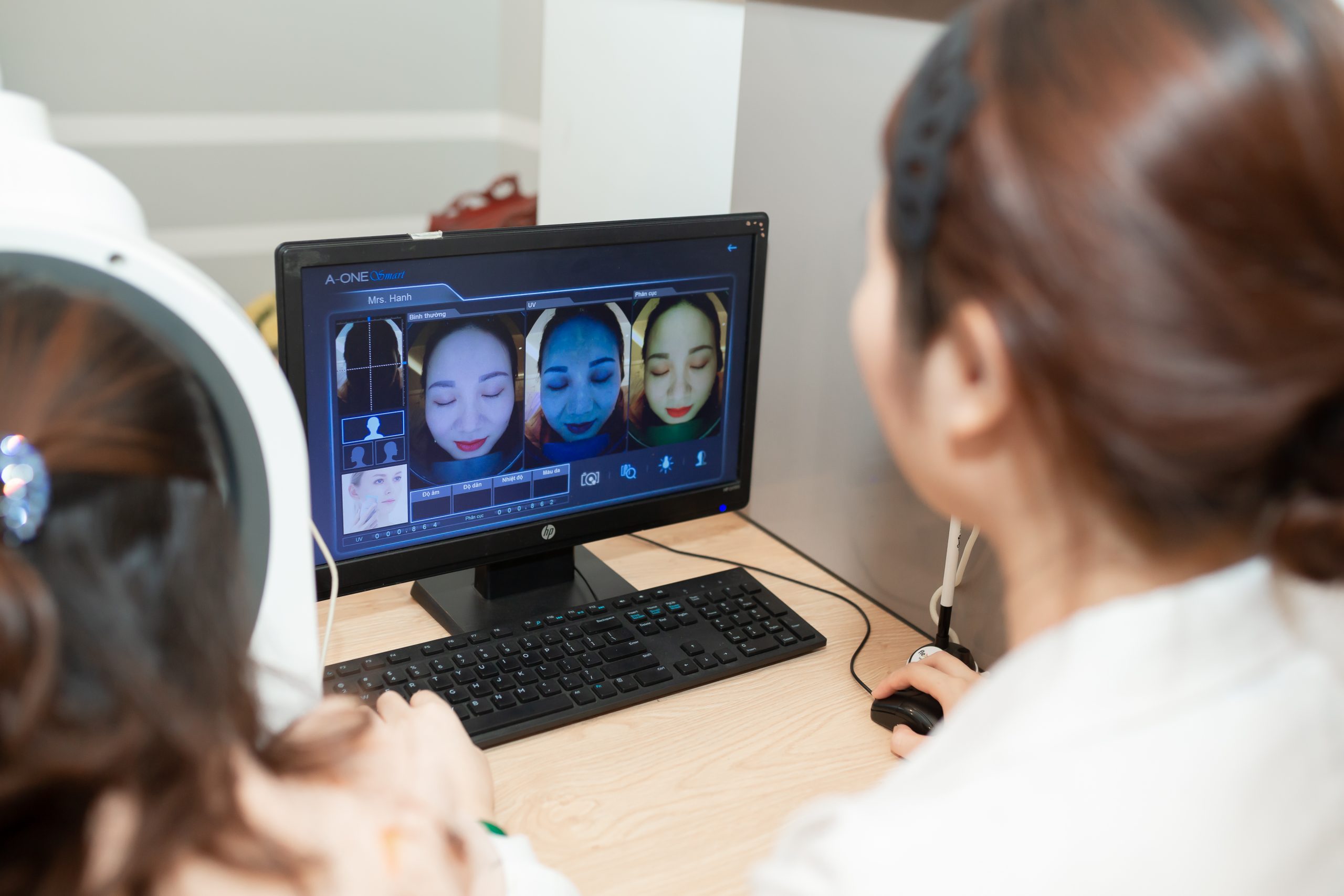Chẩn đoán da & soi da 3D miễn phí: giúp xác định mức độ dầu, tình trạng mụn và xác định lỗ chân lông tắc nghẽn.