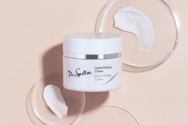 Tẩy da chết định kỳ bằng sản phẩm của Dr Spiller