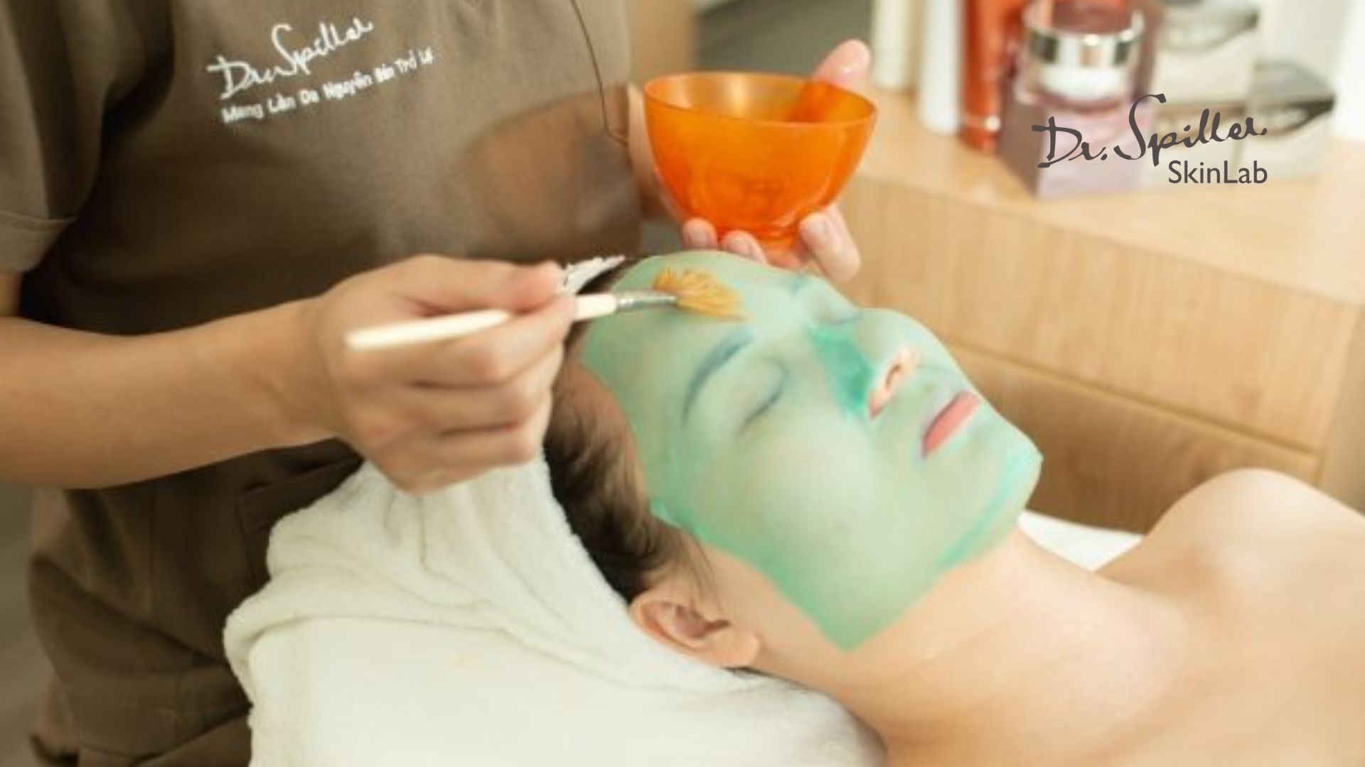 Trải nghiệm mặt nạ Collagen Fleece Mask With Aloe Vera tại Dr.Spiller Skinlab