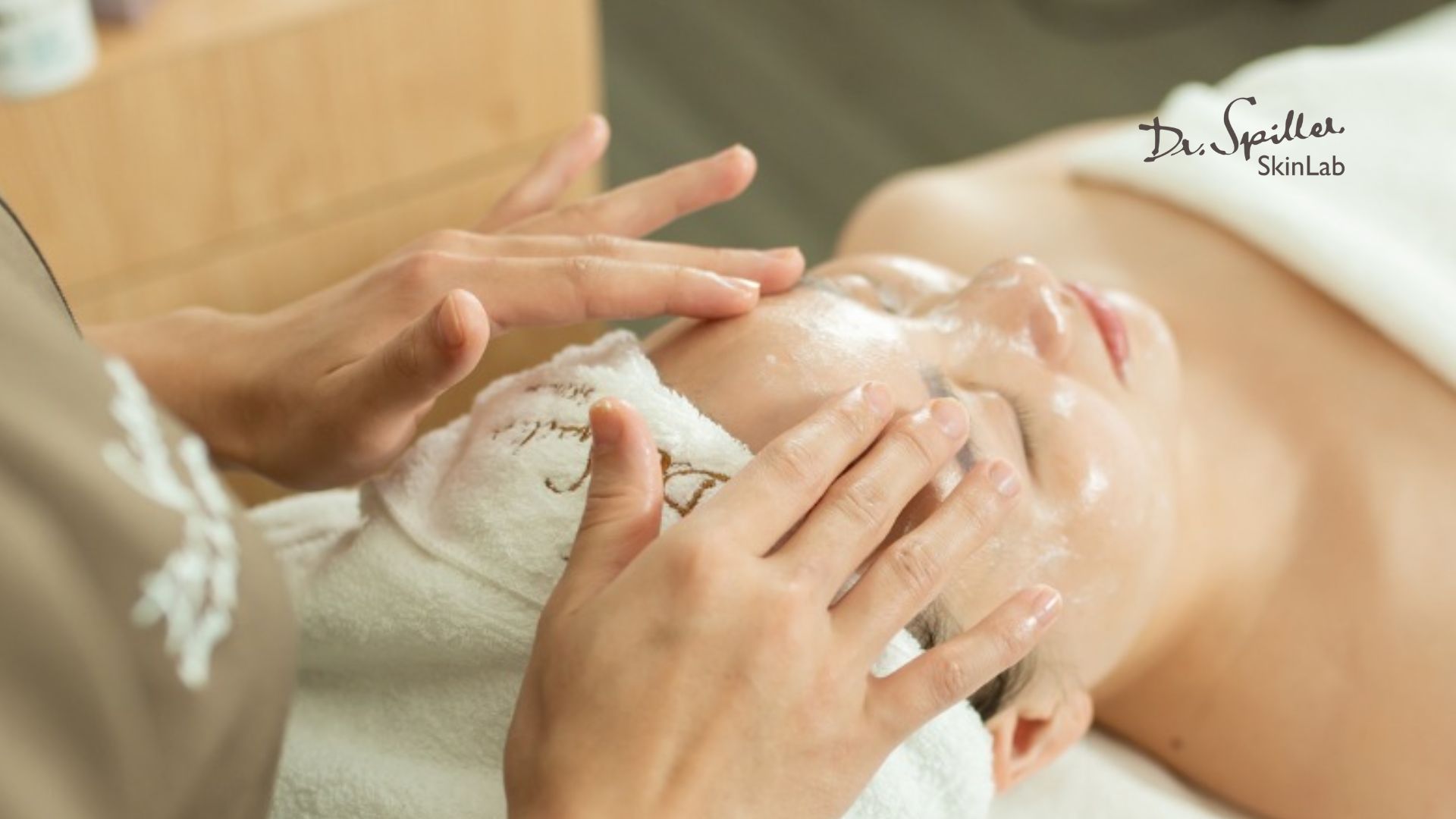 Mẹ bầu muốn chăm sóc da khô thì Fresh & Fruit Moisturizing Mask từ Dr. Spiller là giải pháp an toàn