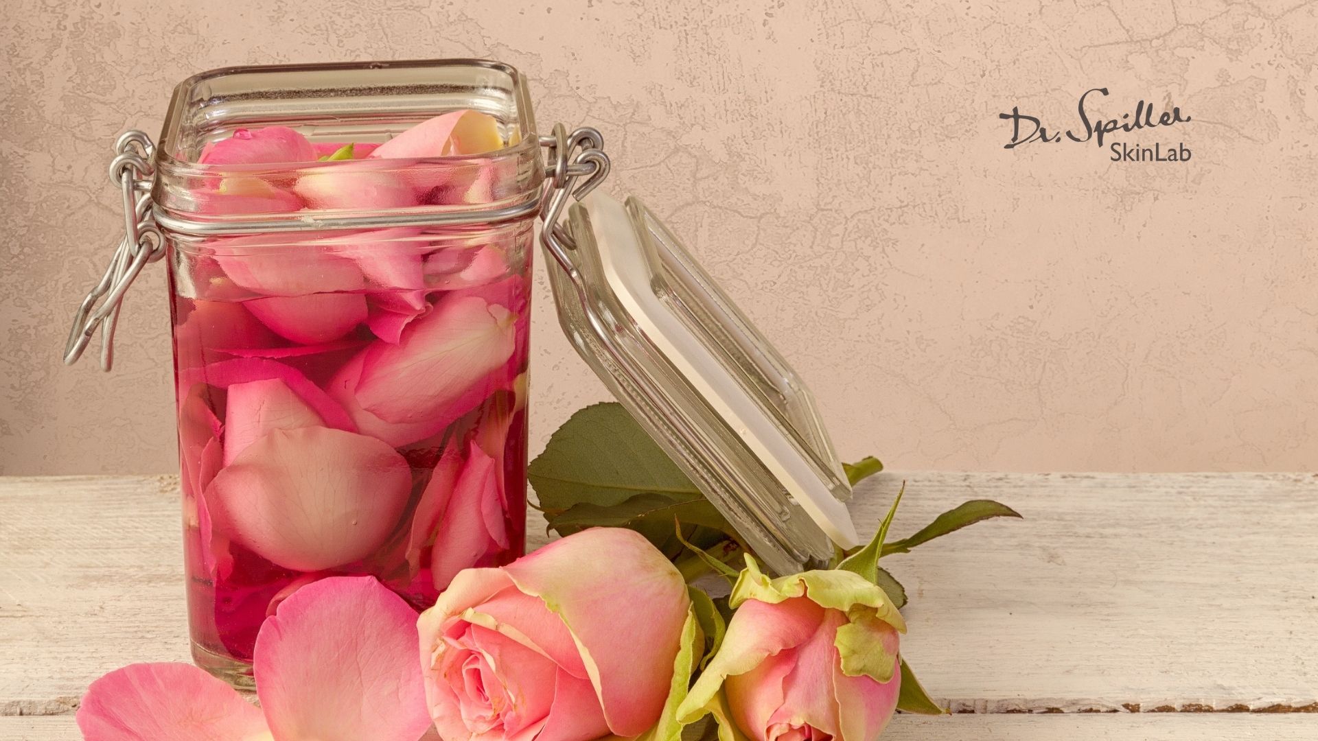 Các nguyên liệu thiên nhiên phù hợp để làm toner cho da hỗn hợp: Cánh hoa hồng tự nấu