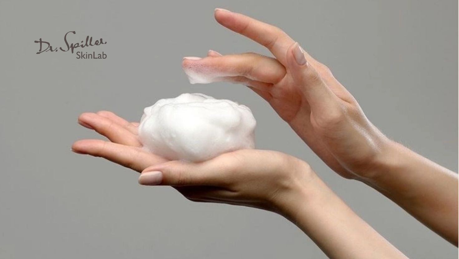 Cách rửa mặt cho da khô: Tạo bọt trước khi áp lên da