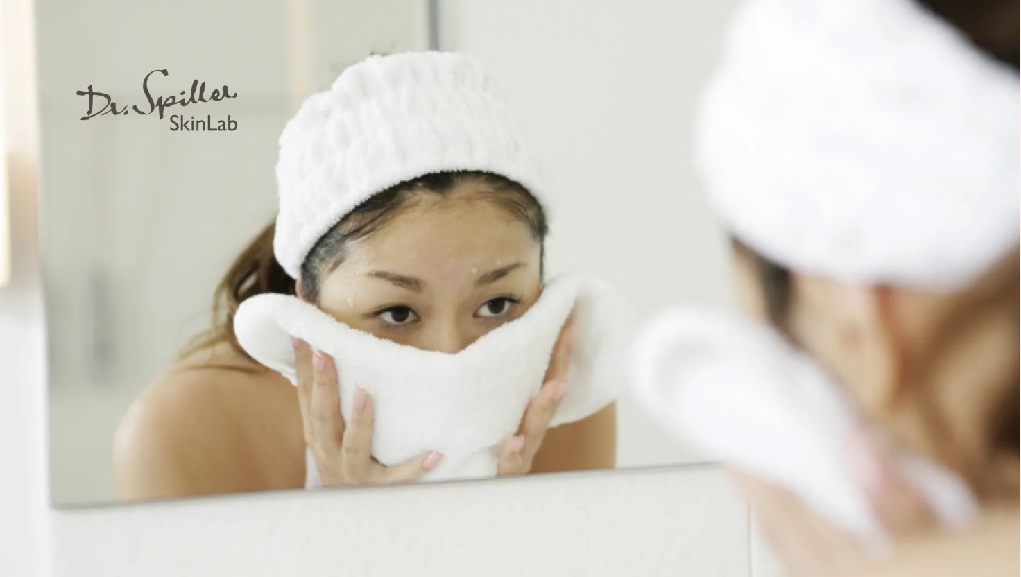 Cách rửa mặt cho da khô: Sử dụng khăn mềm, sạch, lau khô