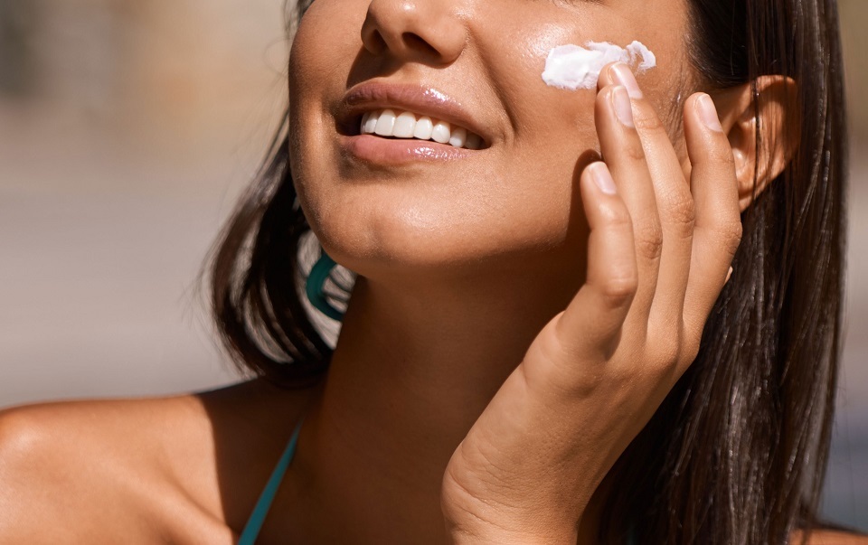Chống nắng đều đặn là cách ngăn chặn quá trình phá hủy collagen – nguyên nhân sâu xa khiến lỗ chân lông ngày càng lớn.