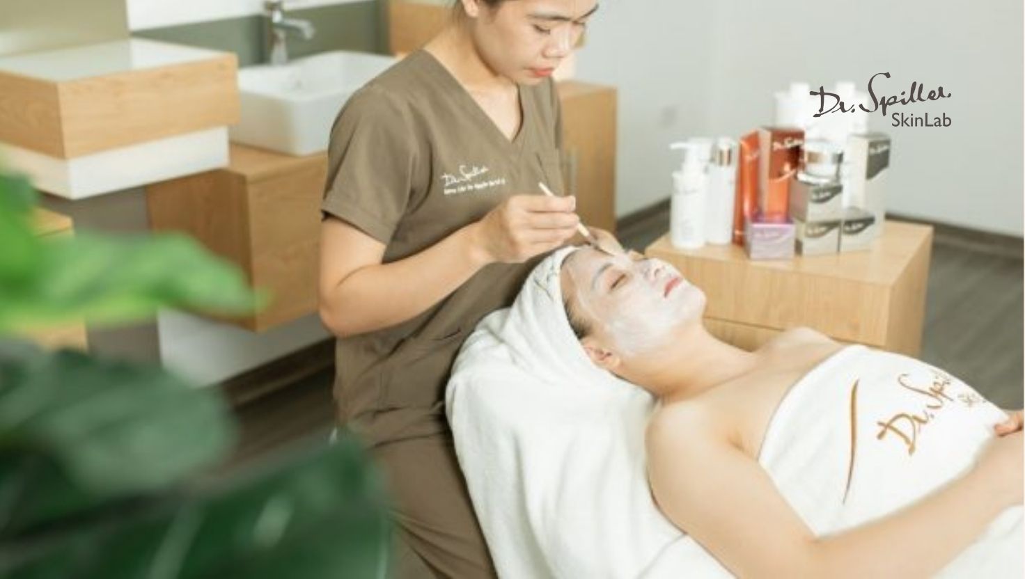 Dịch vụ chăm sóc da hỗn hợp bị mụn ẩn tại Dr-Spiller Skinlab