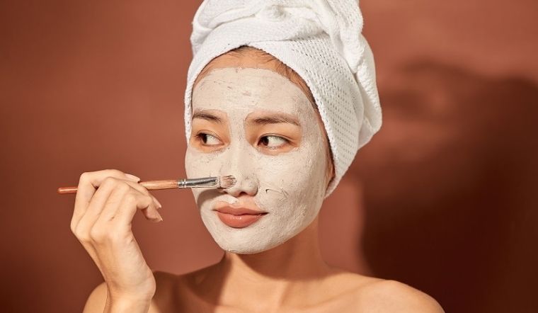 Đắp mặt nạ đất sét giúp cải thiện da mặt lỗ chân lông to