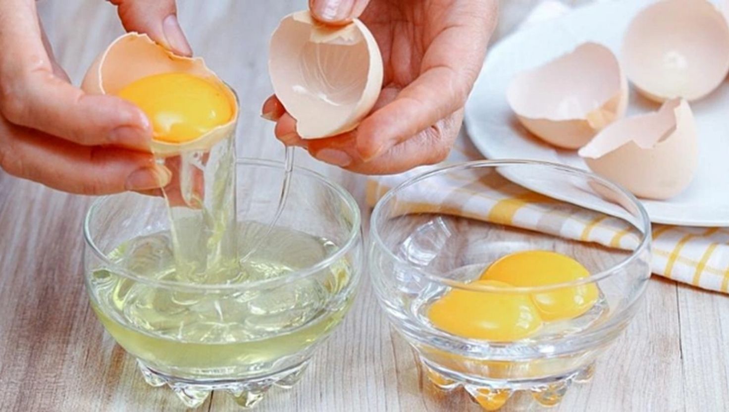 Đắp mặt nạ từ lòng trắng trứng là một trong những cách khắc phục lỗ chân lông to
