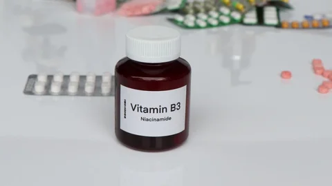 Các sản phẩm chứa Niacinamide (Vitamin B3), Retinol, và Acid Hyaluronic được chứng minh có tác dụng hỗ trợ se khít lỗ chân lông