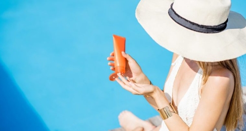 Chọn các loại chống nắng dạng gel, thấm nhanh và không chứa dầu để phù hợp với làn da nhờn.