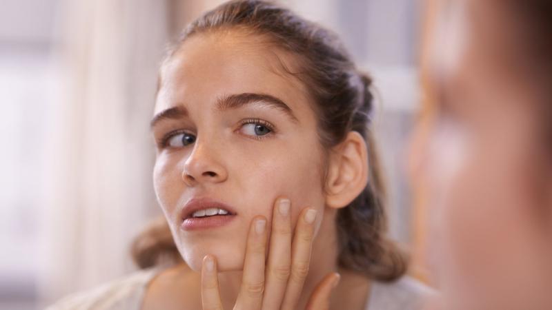 Hạn chế sờ tay lên mặt và giữ vệ sinh vật dụng tiếp xúc với da như điện thoại, khăn mặt, vỏ gối…là giải pháp hạn chế lỗ chân lông to ở mặt