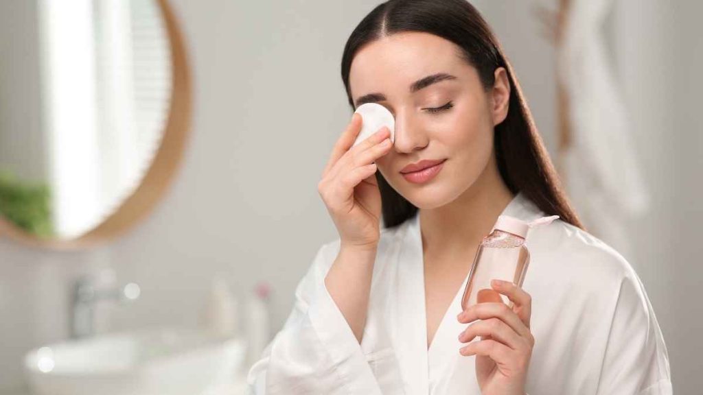 Ai thực sự cần tẩy trang buổi sáng?