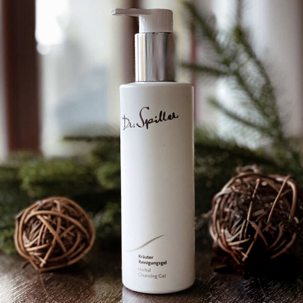 Dr Spiller Aloe Sensitive Cleansing Gel: Gel dưỡng ẩm từ lô hội, không chứa xà phòng, giúp cân bằng pH và làm sạch nhẹ nhàng mà không làm khô da.