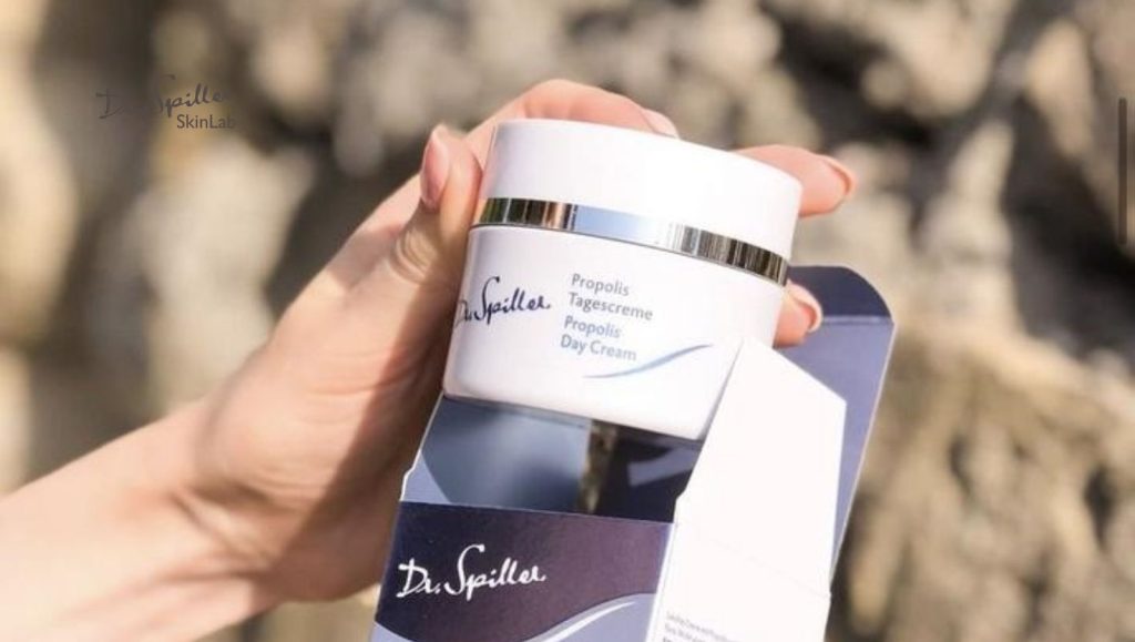 Propolis Day Cream – chứa sữa ong chúa và keo ong, giúp chống viêm, kháng khuẩn, ngăn ngừa mụn và làm sáng da rạng rỡ suốt ngày dài