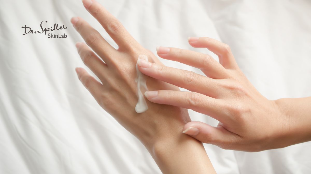 Nên thoa kem sau khi rửa tay, trước khi đi ngủ và khi cảm thấy da tay bắt đầu khô
