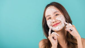 Mùa đông có nên dùng sữa rửa mặt? Chuyên gia khuyên dùng