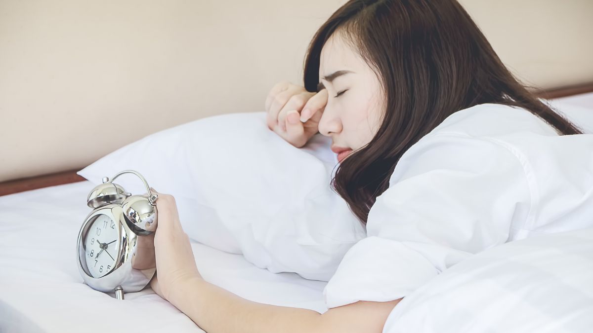 Tại sao sáng ngủ dậy mặt nhiều dầu? Nguyên nhân & giải pháp