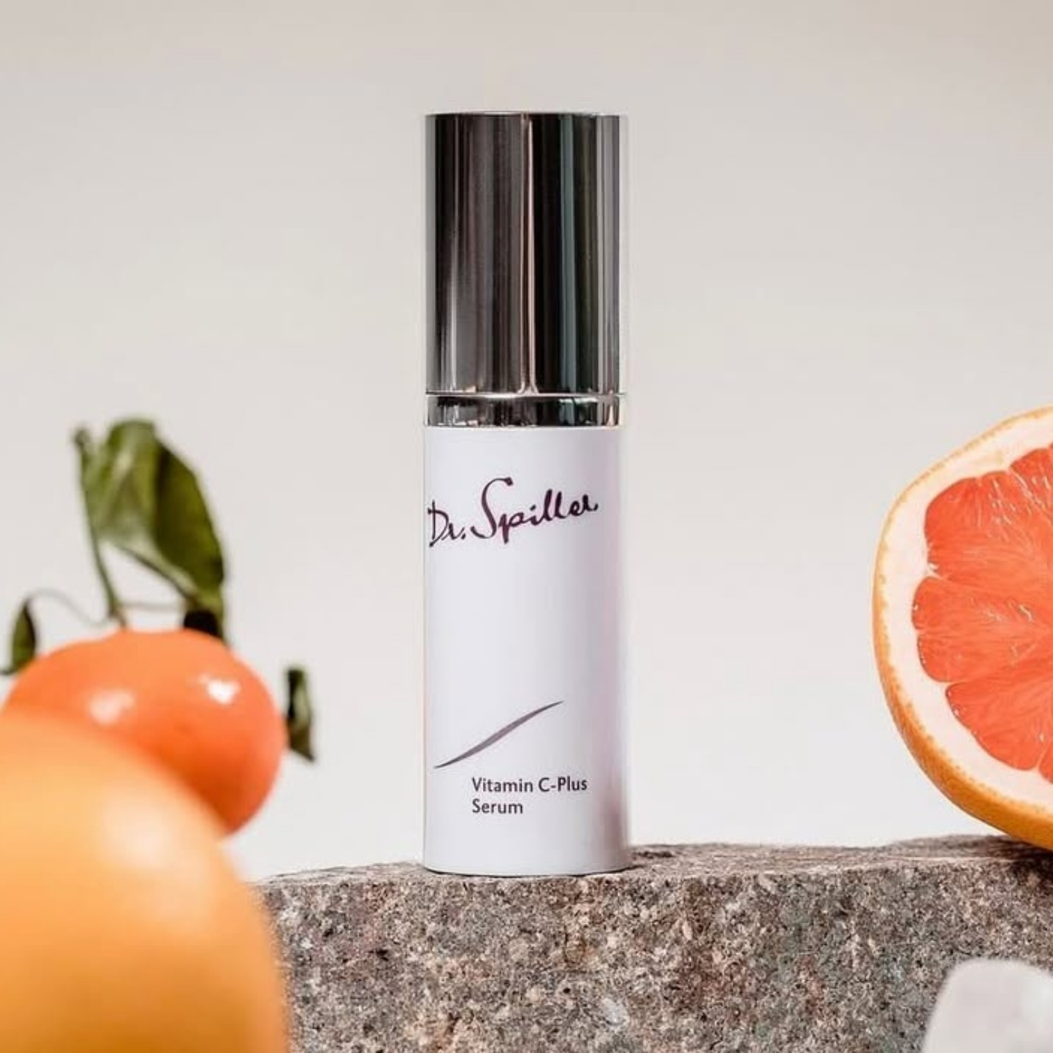 Vitamin C Plus Serum giúp làm mờ nám, tàn nhang mà còn phục hồi làn da khỏe mạnh, tăng cường độ ẩm và chống lão hóa