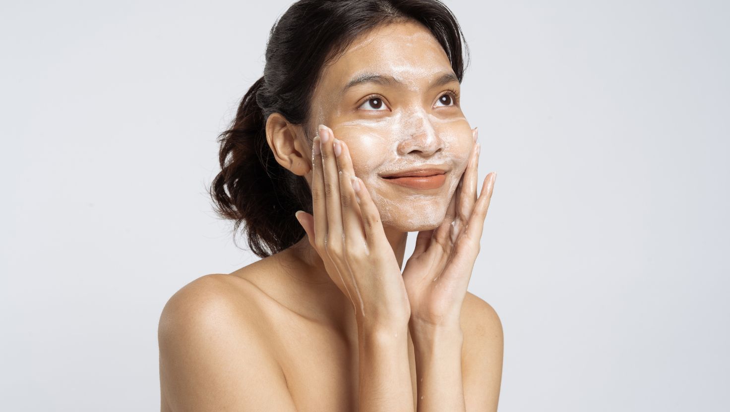 Làn da sạch và đủ ẩm cho da hỗn hợp trước khi make up là bí quyết để lớp nền đẹp