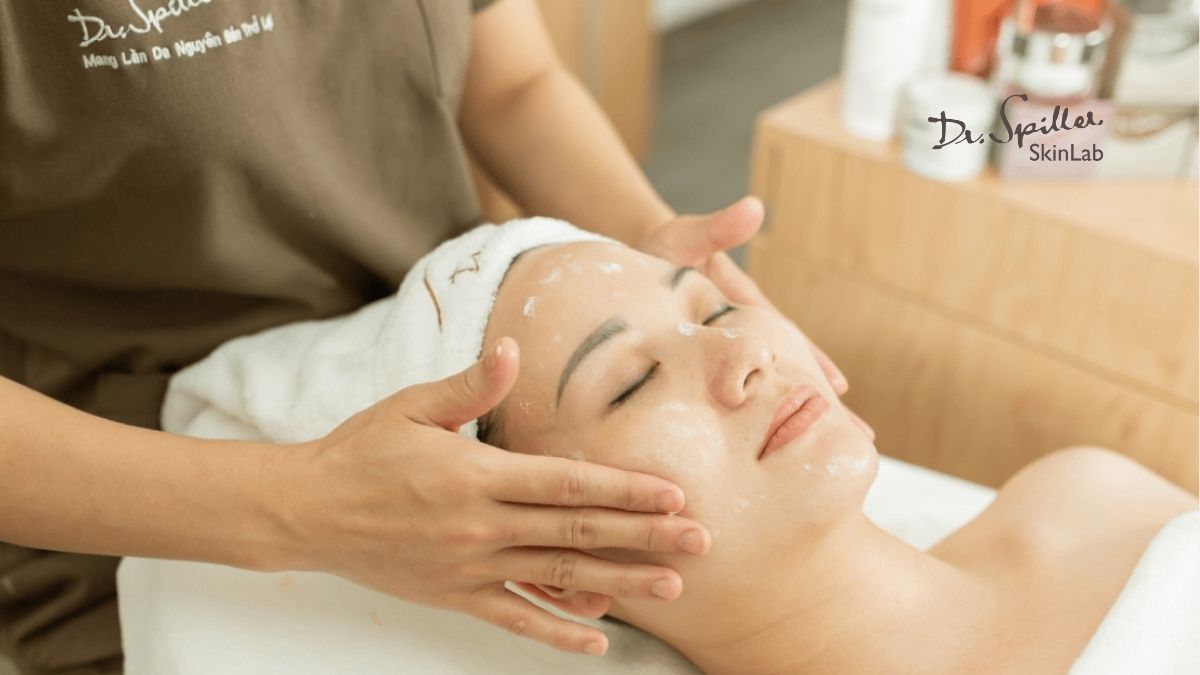 Tất cả mặt nạ đều được thoa sau bước làm sạch và tẩy tế bào chết nhẹ nhàng, kết hợp massage thư giãn để tinh chất thẩm thấu sâu vào da.