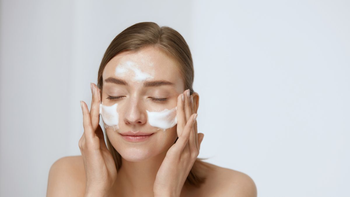 Để giải đáp rõ ràng cho câu hỏi “Cách Chọn Sữa Rửa Mặt Phù Hợp Cho Từng Loại Da”, trước tiên người dùng cần nhận diện đúng loại da của mình