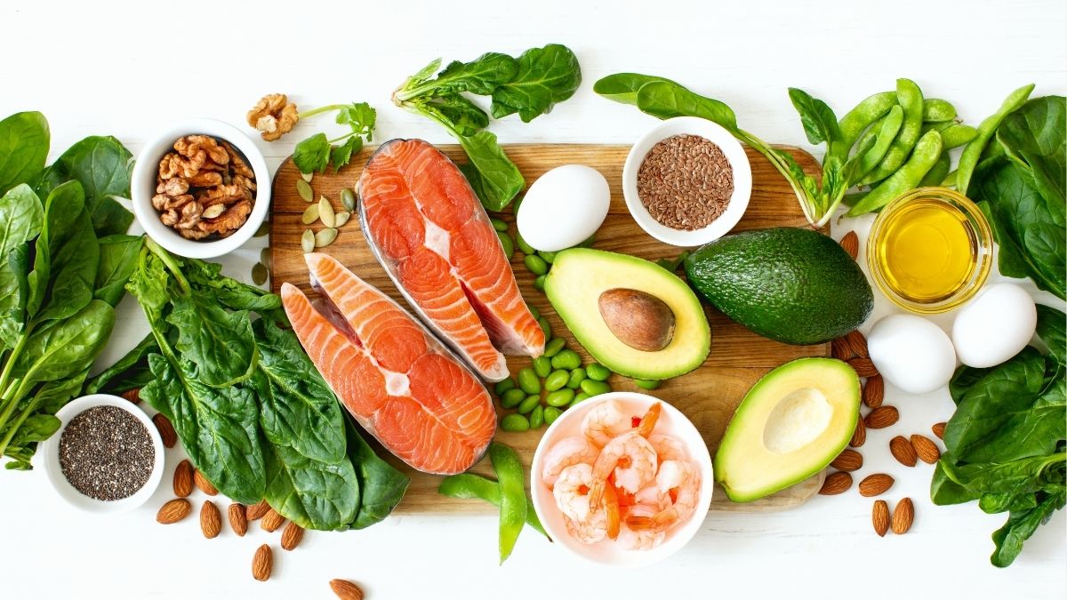 Thực phẩm giàu omega-3 như cá hồi, hạt lanh, quả óc chó giúp giảm viêm, dưỡng ẩm da và tăng cường sức khỏe tóc