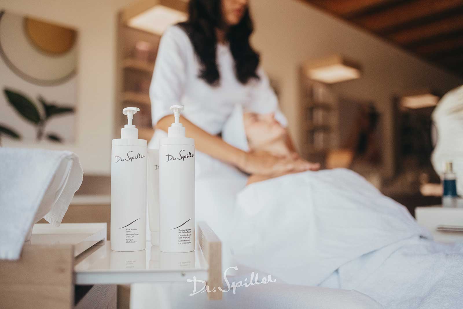Trị liệu massage body tinh dầu – Dịu êm & phục hồi da sau cạo/wax tại Skinlab.vn