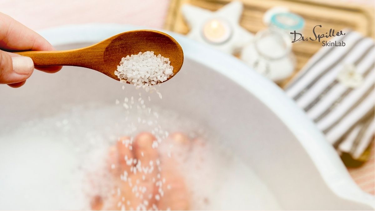 Cách trị hôi chân tại nhà bằng nước muối ấm