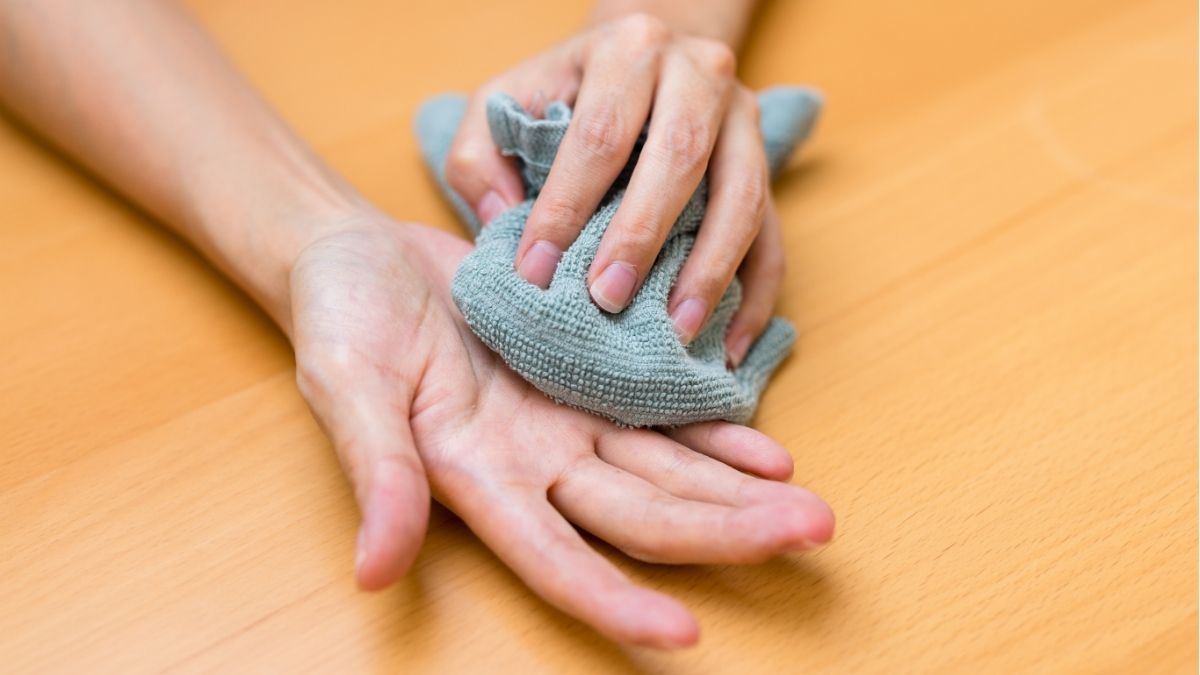 Mồ hôi tay là gì? Tác hại và lí do nên điều trị sớm tại nhà