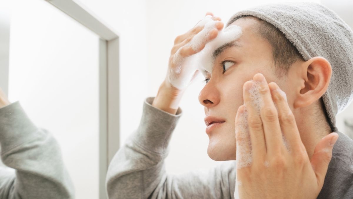 am giới thường hoạt động nhiều, da tiết dầu mạnh nên rửa mặt là bước tối quan trọng