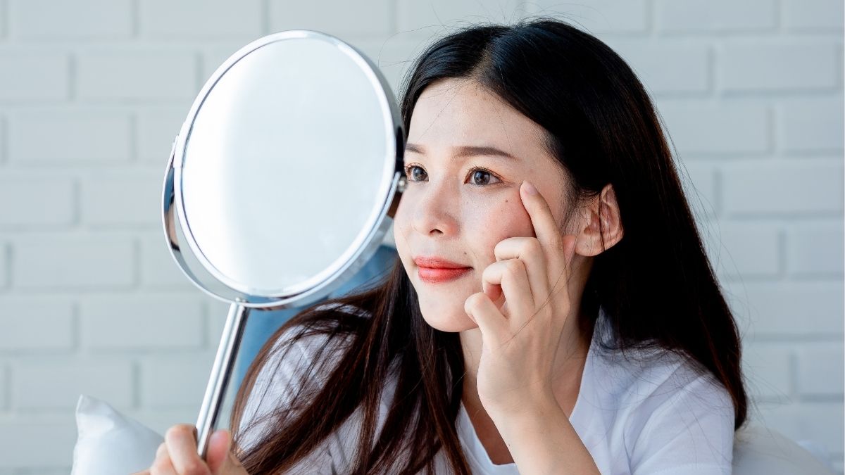 Một nguyên nhân khiến da mặt mỏng nhạy cảm dễ tổn thương là thói quen chạm tay lên mặt