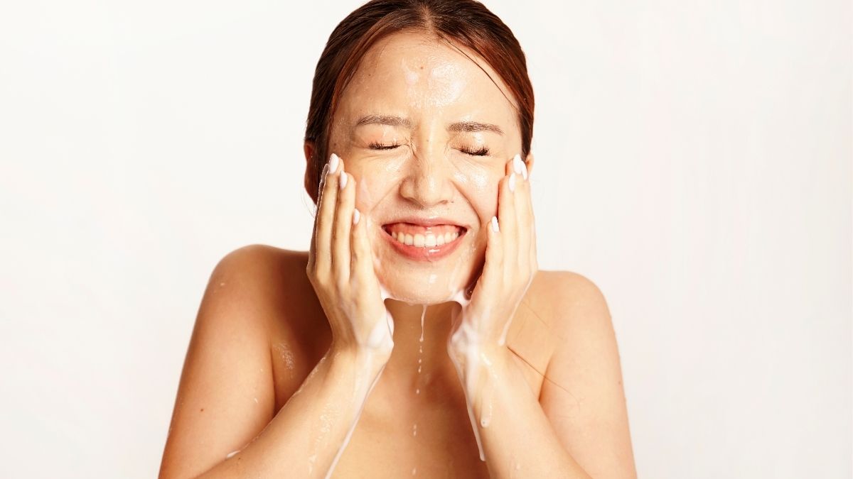 ửa mặt là bước đầu tiên trong quy trình chăm sóc da, nhưng đối với da mặt mỏng nhạy cảm