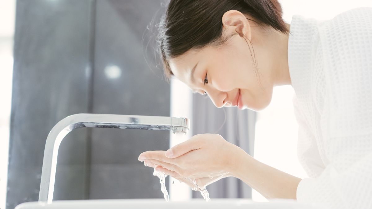 Làm sạch nhẹ nhàng với sữa rửa mặt dịu nhẹ