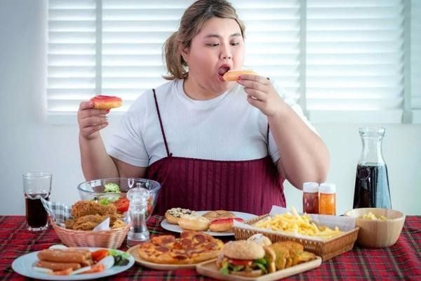 Ăn nhiều đường, dầu mỡ hoặc thiếu nước cũng ảnh hưởng đến hoạt động của tuyến bã nhờn và độ ẩm da