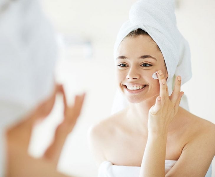 Cấp ẩm đa vùng: Sử dụng sản phẩm cấp ẩm phù hợp cho từng vùng da, hoặc chọn sản phẩm cân bằng.