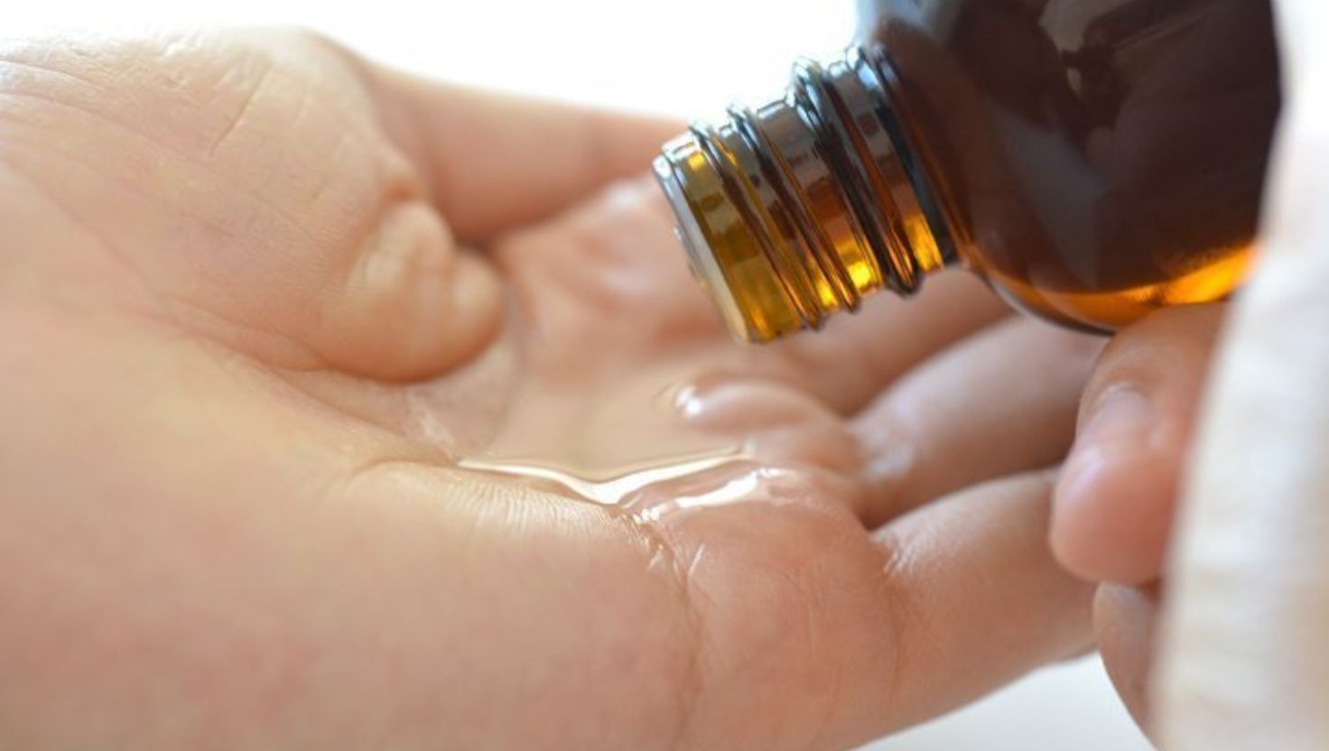 Dầu dưỡng da mặt là gì?  Lợi ích nổi bật của dầu dưỡng da mặt