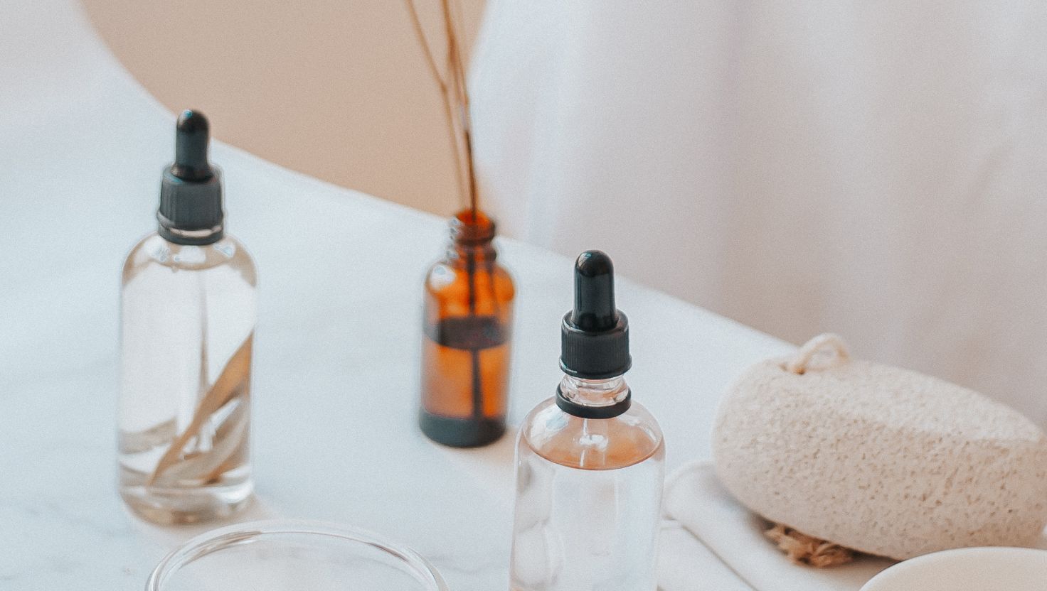 Essence dùng trước hay sau serum? Cách essence hoạt động trên da