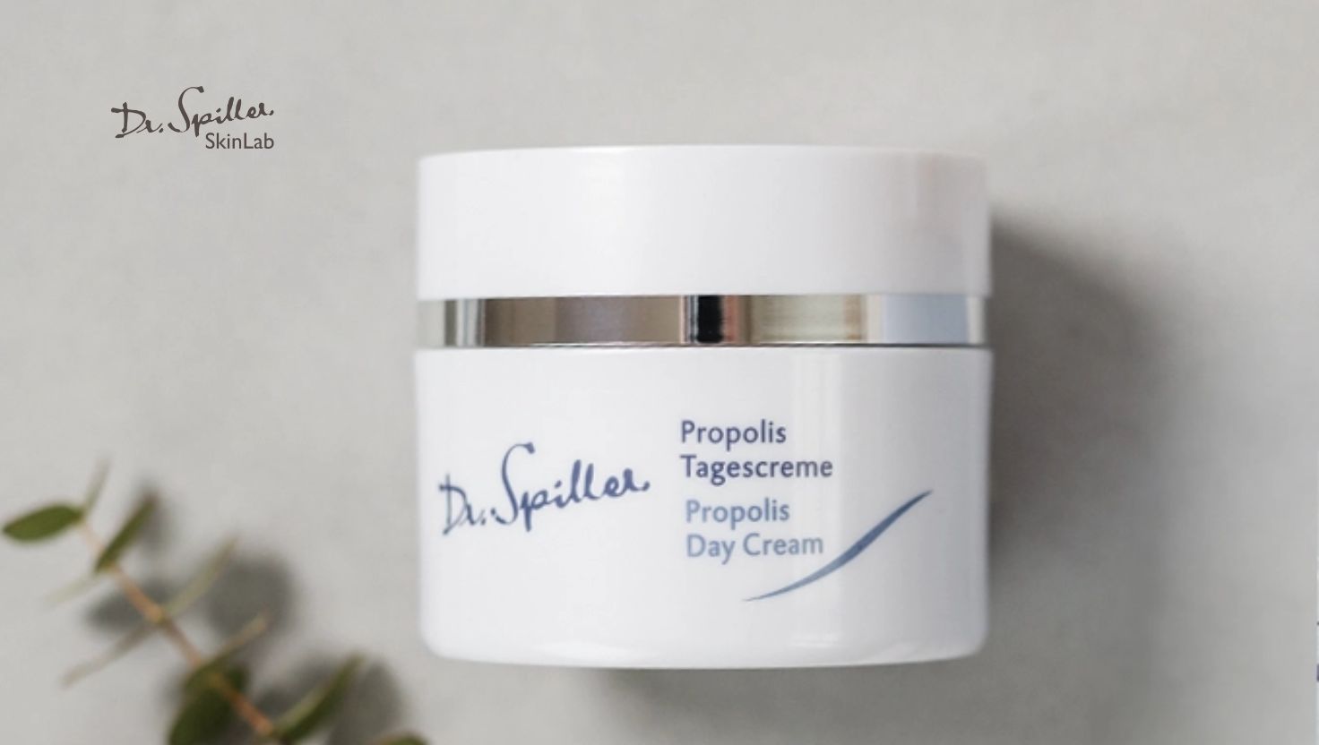 Propolis Day Cream chứa sữa ong chúa, keo ong và bơ cừu, giúp kháng viêm, kháng khuẩn và cung cấp độ ẩm nhẹ nhàng mà không làm bóng dầu.