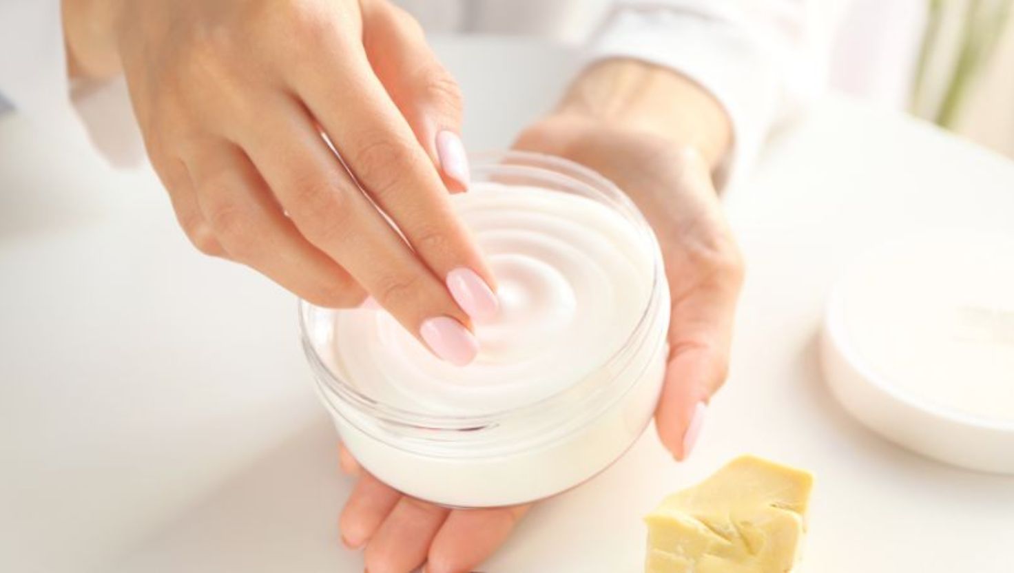 Kem dưỡng cho da hỗn hợp thiên khô nên có kết cấu dạng gel-cream hoặc lotion đặc, giúp thẩm thấu nhanh
