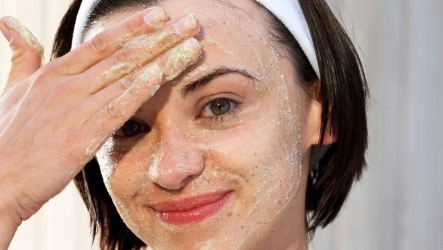 Tẩy tế bào chết giúp loại bỏ các lớp da chết trên bề mặt, giúp da thông thoáng và dễ hấp thu dưỡng chất